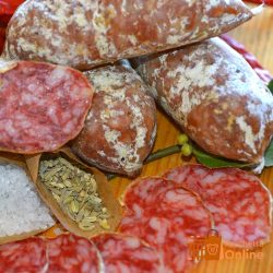 La salsiccia tipo Siena è un salume a breve stagionatura proveniente da carne di puro suino assolutamente  magra e selezionata.Il prodotto solitamente può essere confezionato con diversi tipi di macinatura delle carni, da quella "fina" a quella "grossa" questo incide sulla granulometria interna e sull'equilibrio della parte grassa e quella magra.