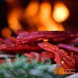 Coppiette di suino di Ariccia su tavolo