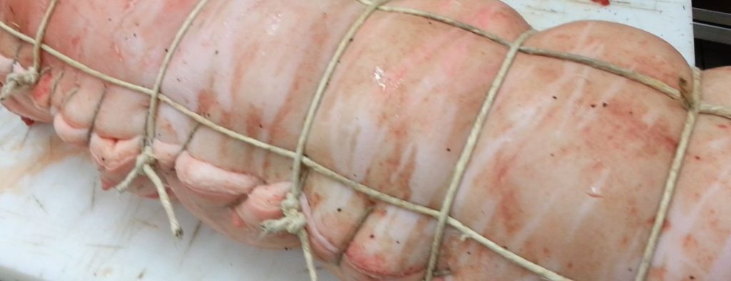Ricetta per la porchetta a casa vostra tempi di preparazione circa 4 ore Ricetta per la porchetta a casa vostra tempi di preparazione circa 4 ore