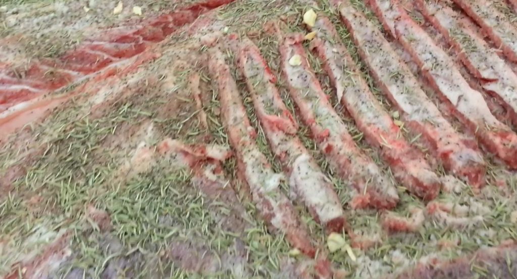 Preparazione della carne: Adagiare su di un piano il lombo di suino e spargere il sale massaggiando la carne dall'interno a lungo per fare insaporire al punto giusto Preparazione della carne: Adagiare su di un piano il lombo di suino e spargere il sale massaggiando la carne dall'interno a lungo per fare insaporire al punto giusto